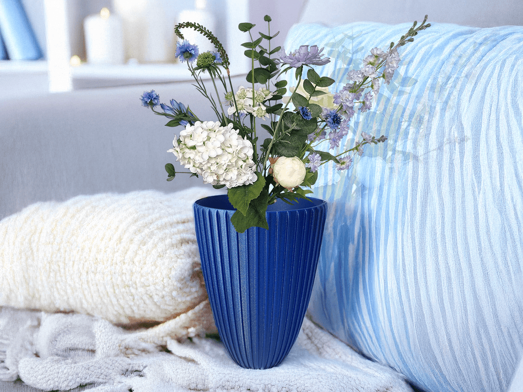Dekorative Vasen mit Kunstblumen