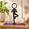 Zwarte Stickyman in yoga boomhouding op paarse mat in warm interieur