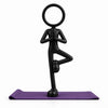 Concept van zwarte Stickyman in yoga boomhouding tegen witte achtergrond