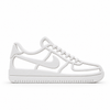 Witte 3D-geprinte Air Force 1 sneakerdecoratie op witte achtergrond