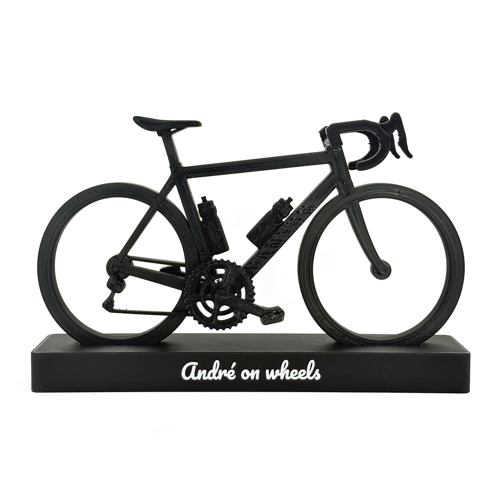Zwarte Canyon racefiets decoratie met persoonlijke tekst op voetstuk