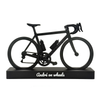 Zwarte Canyon racefiets decoratie met persoonlijke tekst op voetstuk