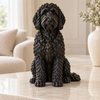 Zittend Labradoodle beeldje in Galaxy Black zonder voetstuk – sfeerfoto voorkant