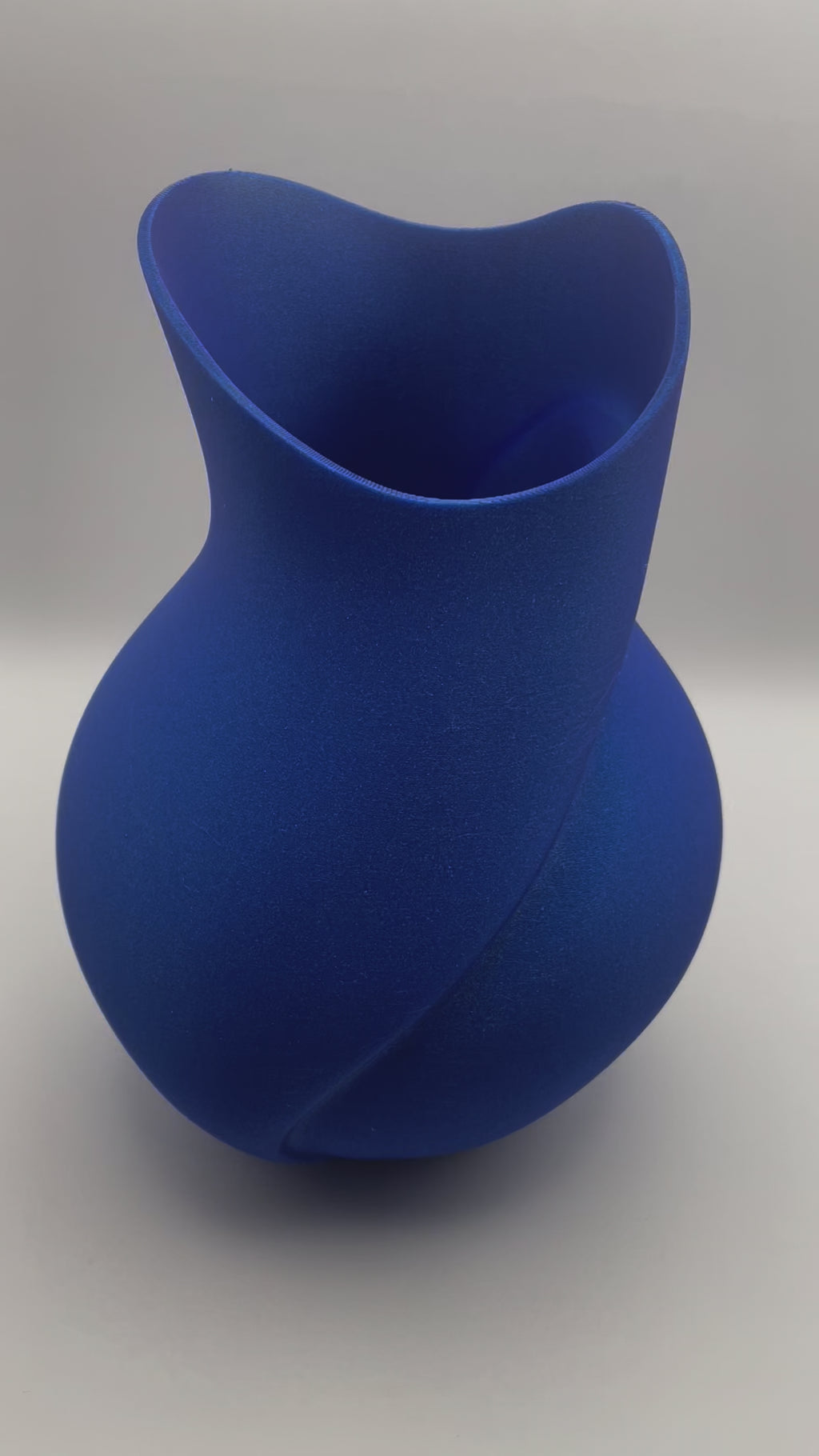 Elegante 3D-geprinte blauwe vaas met een gedraaid ontwerp.