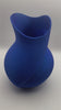 Elegante 3D-geprinte blauwe vaas met een gedraaid ontwerp.