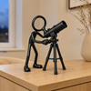 Stickyman amateurastronoom met telescoop in een warm modern interieur