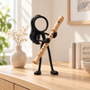 Stickyman blokfluitspeelster als muziekdecoratie in een warm interieur