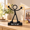 Stickyman cheerleader met wit-gele pompons en tekst Zet 'm op in warme sportieve woonomgeving