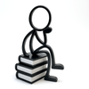 Stickyman Denkpose op een stapelboeken - 3dbende