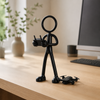 Stickyman dronepiloot met drone als decoratie in een modern thuiskantoor