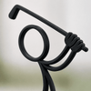 Close-up van de handen en golfclub van de zwarte 3D-geprinte Stickyman Golfer