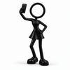 Vrouwelijke zwarte Stickyman influencer in jurk met smartphone in selfiehouding