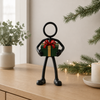 Stickyman met kerstcadeau als decoratie in modern kerstinterieur