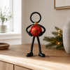 Stickyman met kerstbal als decoratie in modern kerstinterieur