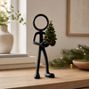 Stickyman met mini-kerstboom als decoratie in modern interieur