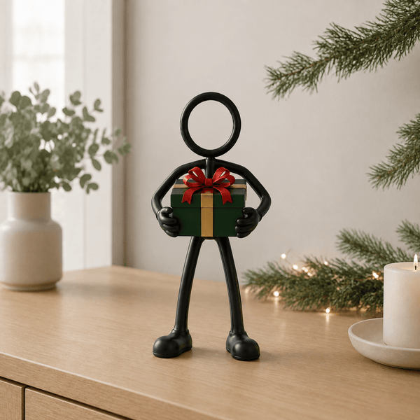 Stickyman met kerstcadeau als decoratie in modern kerstinterieur