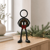 Stickyman met kerstkrans als decoratie in modern interieur