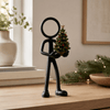 Stickyman met mini-kerstboom als decoratie in modern interieur