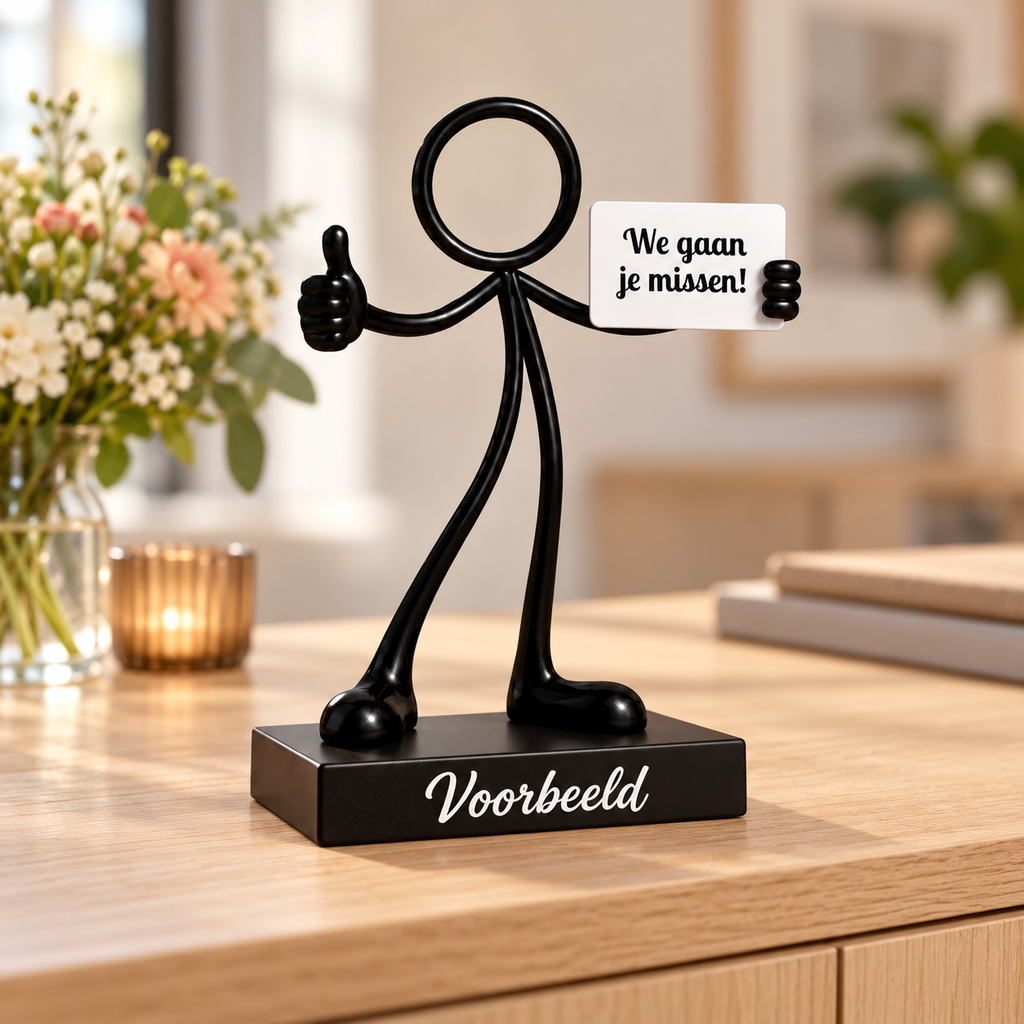 Stickyman missen op persoonlijk voetstuk in warme interieursetting