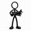 Zwarte Stickyman modelbouwer met modelvliegtuig op witte achtergrond