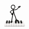 Stickyman pianist op correct zwart-wit pianoklavier