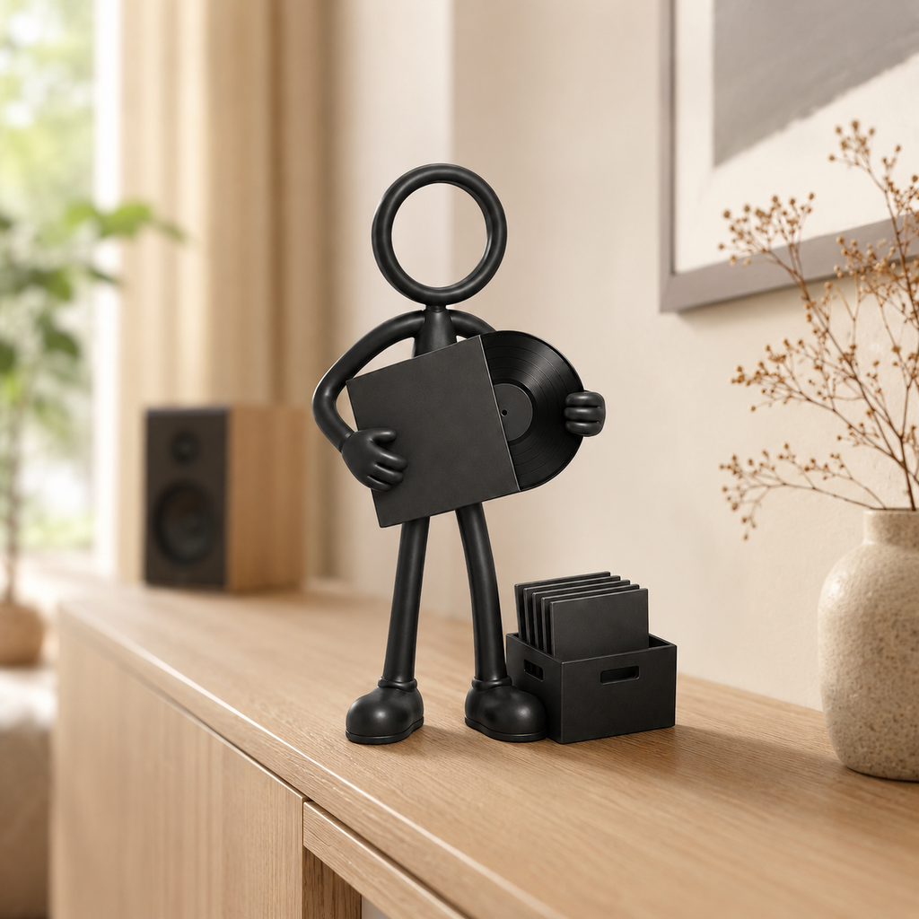 Stickyman platenverzamelaar met vinylplaat op een houten dressoir