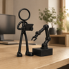 Stickyman robotica engineer met cobot in een moderne ontwerpstudio