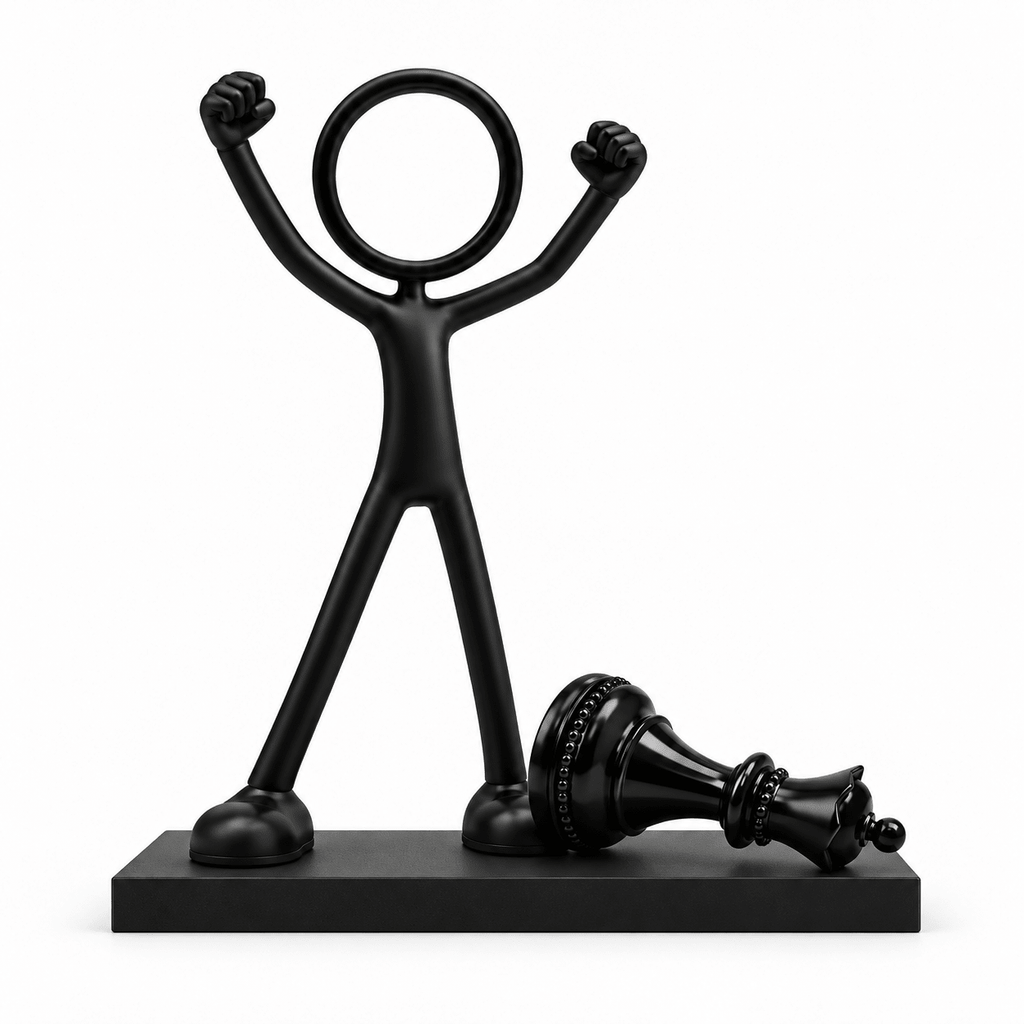 Stickyman Schaakmat met omgevallen koning op een zwart voetstuk van 1 cm
