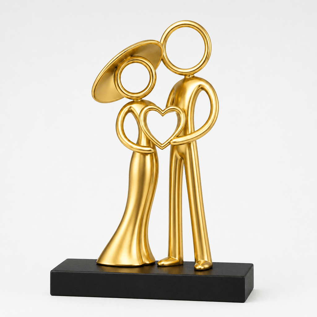 Gouden Stickyman stel met hart op zwart voetstuk