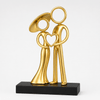 Gouden Stickyman stel met hart op zwart voetstuk