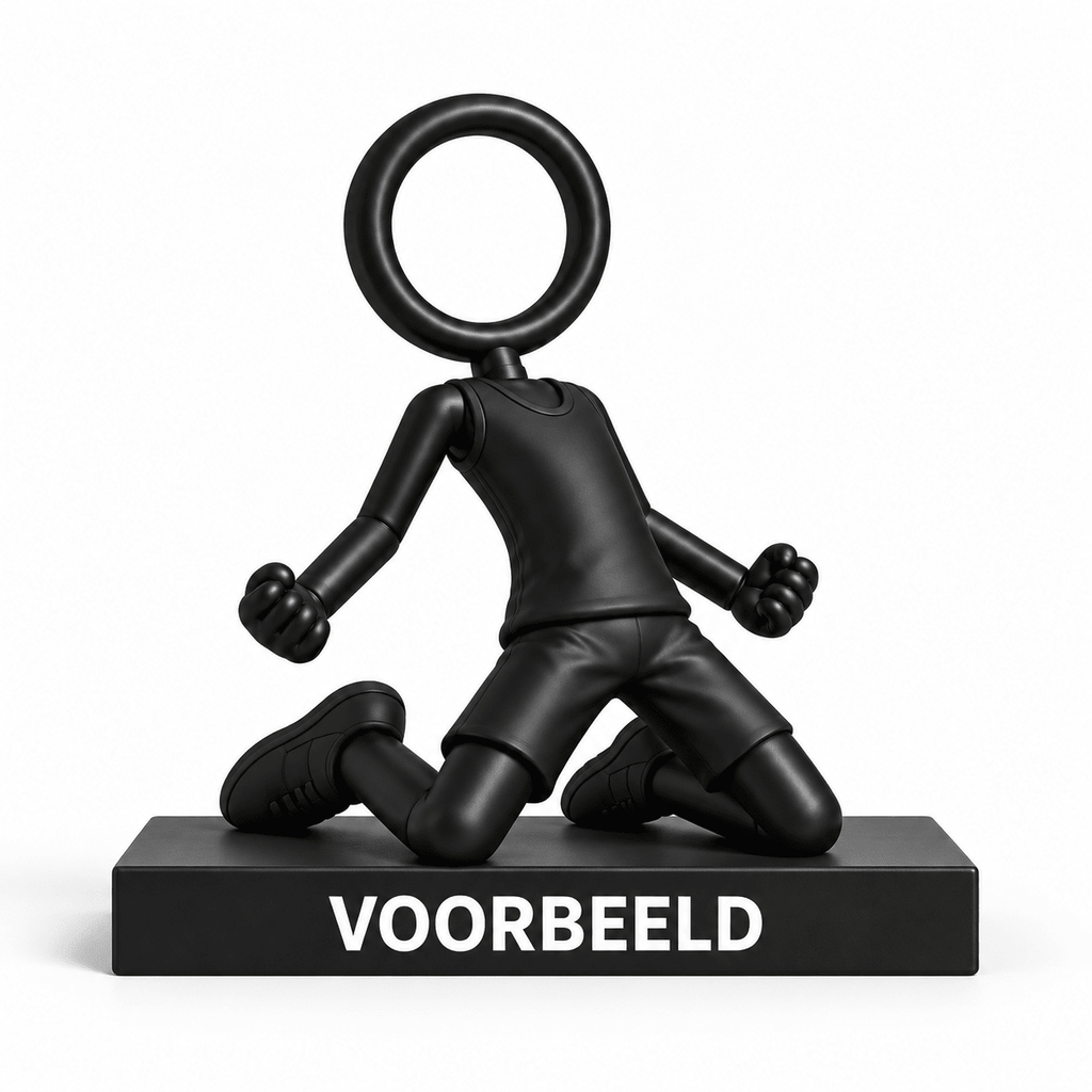 Zwarte Stickyman voetballer knieschuiver van 15 cm met 2 cm voetstuk en persoonlijke tekst