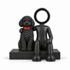 Voorzijde van een zittende zwarte Stickyman met hond op een rechthoekig voetstuk.
