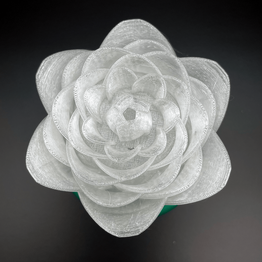 Transparante 3D - geprinte roos op groene sokkel - 3dbende